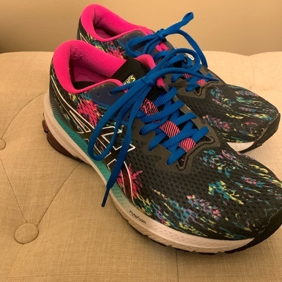 Shoes - EUC ASICS Ladies Sneakers 8M